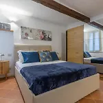 Guesthost - Charming Int - 3 Apartment Ferrara