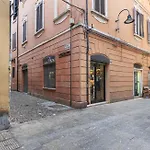 Guesthost - Charming Int - 3 Apartment Ferrara
